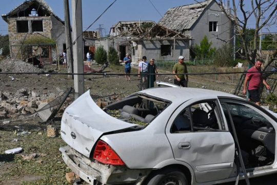 Ζημιές από αεροπορική επίθεση στο χωριό Ουσάτοβε